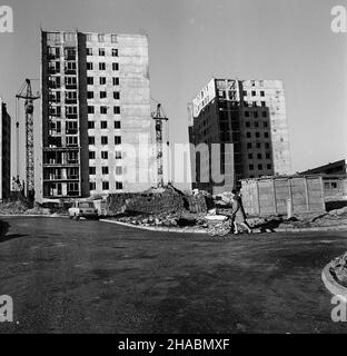 Jastrzêbie Zdrój, 1969-11. Budowa Osiedla Mieszkaniowego Jastrzêbie III. Bloki na tym osiedlu zosta³y wzniesione z prefabrykatów wyprodukowanych przez FADOM - Fabrykê Domów w ¯orach, która jako pierwsza w Polsce wykorzystywa³a technologiê tzw. Wielkiej p³yty. mb PAP/Stanis³aw Jakubowski Dok³adny dzieñ wydarzenia nieustalony. Jastrzebie Zdroj, November 1969. Bau der Wohnsiedlung Jastrzebie III. Die Häuser wurden aus Elementen gebaut, die von FADOM - Fabryka Domow (dem Hauswerk) in Zory hergestellt wurden. FADOM nutzte die Großplattentechnologie als erste in Polen. mb PAP/Stanislaw Jakubowski Stockfoto