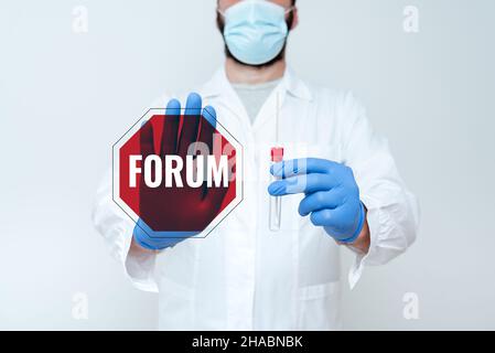 Signieren, um das Forum anzuzeigen. Konzept Bedeutung der Ort oder Abschnitt einer Website, die für die öffentliche Diskussion verwendet wird Arzt erklärt Labortestergebnis Stockfoto