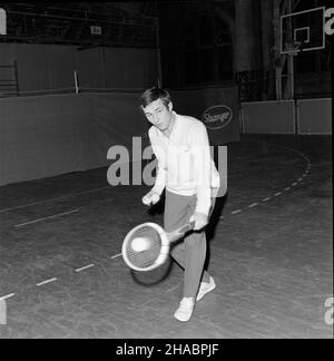 Warszawa, 1969-11. W dniach 22-23 listopada w hali Gwardii Warszawa odby³ siê mecz tenisa ziemnego miêdzy reprezentacjami Polski i Czechos³owacji. Stawk¹ spotkania by³o wejœcie do pó³fina³u Pucharu Króla Gustawa V. Mecz zakoñczy³ siê zwyciêstwem goœci 4:1. Sk³ad reprezentacji Polski: Mieczys³aw Rybarczyk, Tadeusz Nowicki, Jacek NiedŸwiecki, Wojciech Fibak. Sk³ad reprezentacji Czechos³owacji: Vladislav Zednik, Jan Kukal, Marjan Tejcnar. NZ. Zawodnik dru¿yny Czechos³owacji. kw PAP/Marian Soko³owski Dok³adny dzieñ wydarzenia nieustalony. Warschau, 1969. November. Ein Polen-Tschechoslowakei-Halbfinale Stockfoto