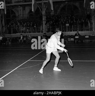 Warszawa, 1969-11. W dniach 22-23 listopada w hali Gwardii Warszawa odby³ siê mecz tenisa ziemnego miêdzy reprezentacjami Polski i Czechos³owacji. Stawk¹ spotkania by³o wejœcie do pó³fina³u Pucharu Króla Gustawa V. Mecz zakoñczy³ siê zwyciêstwem goœci 4:1. Sk³ad reprezentacji Polski: Mieczys³aw Rybarczyk, Tadeusz Nowicki, Jacek NiedŸwiecki, Wojciech Fibak. Sk³ad reprezentacji Czechos³owacji: Vladislav Zednik, Jan Kukal, Marjan Tejcnar. NZ. Reprezentant Polski: Tadeusz Nowicki. kw PAP/Marian Soko³owski Dok³adny dzieñ wydarzenia nieustalony. Warschau, 1969. November. Ein polnisch-tschechoslowakischer Sem Stockfoto