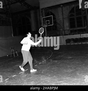 Warszawa, 1969-11. W dniach 22-23 listopada w hali Gwardii Warszawa odby³ siê mecz tenisa ziemnego miêdzy reprezentacjami Polski i Czechos³owacji. Stawk¹ spotkania by³o wejœcie do pó³fina³u Pucharu Króla Gustawa V. Mecz zakoñczy³ siê zwyciêstwem goœci 4:1. Sk³ad reprezentacji Polski: Mieczys³aw Rybarczyk, Tadeusz Nowicki, Jacek NiedŸwiecki, Wojciech Fibak. Sk³ad reprezentacji Czechos³owacji: Vladislav Zednik, Jan Kukal, Marjan Tejcnar. NZ. Zawodnik reprezentacji Czechos³owacji. kw PAP/Marian Soko³owski Dok³adny dzieñ wydarzenia nieustalony. Warschau, 1969. November. Eine Polen-Tschechoslowakei se Stockfoto