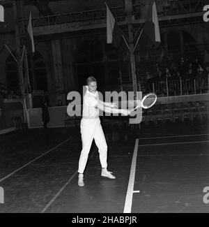 Warszawa, 1969-11. W dniach 22-23 listopada w hali Gwardii Warszawa odby³ siê mecz tenisa ziemnego miêdzy reprezentacjami Polski i Czechos³owacji. Stawk¹ spotkania by³o wejœcie do pó³fina³u Pucharu Króla Gustawa V. Mecz zakoñczy³ siê zwyciêstwem goœci 4:1. Sk³ad reprezentacji Polski: Mieczys³aw Rybarczyk, Tadeusz Nowicki, Jacek NiedŸwiecki, Wojciech Fibak. Sk³ad reprezentacji Czechos³owacji: Vladislav Zednik, Jan Kukal, Marjan Tejcnar. NZ. Zawodnik reprezentacji Czechos³owacji Vladislav Zednik. kw PAP/Marian Soko³owski Dok³adny dzieñ wydarzenia nieustalony. Warschau, 1969. November. A Polen-C Stockfoto