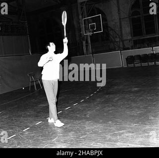 Warszawa, 1969-11. W dniach 22-23 listopada w hali Gwardii Warszawa odby³ siê mecz tenisa ziemnego miêdzy reprezentacjami Polski i Czechos³owacji. Stawk¹ spotkania by³o wejœcie do pó³fina³u Pucharu Króla Gustawa V. Mecz zakoñczy³ siê zwyciêstwem goœci 4:1. Sk³ad reprezentacji Polski: Mieczys³aw Rybarczyk, Tadeusz Nowicki, Jacek NiedŸwiecki, Wojciech Fibak. Sk³ad reprezentacji Czechos³owacji: Vladislav Zednik, Jan Kukal, Marjan Tejcnar. NZ. Zawodnik dru¿yny Czechos³owacji. kw PAP/Marian Soko³owski Dok³adny dzieñ wydarzenia nieustalony. Warschau, 1969. November. Ein Polen-Tschechoslowakei-Halbfinale Stockfoto