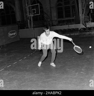 Warszawa, 1969-11. W dniach 22-23 listopada w hali Gwardii Warszawa odby³ siê mecz tenisa ziemnego miêdzy reprezentacjami Polski i Czechos³owacji. Stawk¹ spotkania by³o wejœcie do pó³fina³u Pucharu Króla Gustawa V. Mecz zakoñczy³ siê zwyciêstwem goœci 4:1. Sk³ad reprezentacji Polski: Mieczys³aw Rybarczyk, Tadeusz Nowicki, Jacek NiedŸwiecki, Wojciech Fibak. Sk³ad reprezentacji Czechos³owacji: Vladislav Zednik, Jan Kukal, Marjan Tejcnar. NZ. Zawodnik reprezentacji Czechos³owacji. kw PAP/Marian Soko³owski Dok³adny dzieñ wydarzenia nieustalony. Warschau, 1969. November. Ein polnisch-tschechoslowakischer Sem Stockfoto