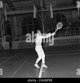 Warszawa, 1969-11. W dniach 22-23 listopada w hali Gwardii Warszawa odby³ siê mecz tenisa ziemnego miêdzy reprezentacjami Polski i Czechos³owacji. Stawk¹ spotkania by³o wejœcie do pó³fina³u Pucharu Króla Gustawa V. Mecz zakoñczy³ siê zwyciêstwem goœci 4:1. Sk³ad reprezentacji Polski: Mieczys³aw Rybarczyk, Tadeusz Nowicki, Jacek NiedŸwiecki, Wojciech Fibak. Sk³ad reprezentacji Czechos³owacji: Vladislav Zednik, Jan Kukal, Marjan Tejcnar. NZ. Zawodnik reprezentacji Czechos³owacji Vladislav Zednik. kw PAP/Marian Soko³owski Dok³adny dzieñ wydarzenia nieustalony. Warschau, 1969. November. A Polen-C Stockfoto