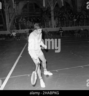 Warszawa, 1969-11. W dniach 22-23 listopada 1969 w hali Gwardii Warszawa odby³ siê mecz tenisa ziemnego miêdzy reprezentacjami Polski i Czechos³owacji. Stawk¹ spotkania by³o wejœcie do pó³fina³u Pucharu Króla Gustawa V. Mecz zakoñczy³ siê zwyciêstwem goœci 4:1. Sk³ad reprezentacji Polski: Mieczys³aw Rybarczyk, Tadeusz Nowicki, Jacek NiedŸwiecki, Wojciech Fibak. Sk³ad reprezentacji Czechos³owacji: Vladislav Zednik, Jan Kukal, Marjan Tejcnar. NZ. Reprezentant Polski Tadeusz Nowicki. kw PAP/Marian Soko³owski Dok³adny dzieñ wydarzenia nieustalony. Warschau, 1969. November. Eine Polen-Tschechoslowakei Stockfoto