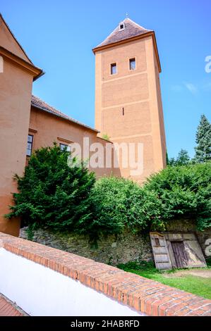 Mauern der Burg Juricsis in Koszeg, Ungarn an einem sonnigen Tag. Stockfoto