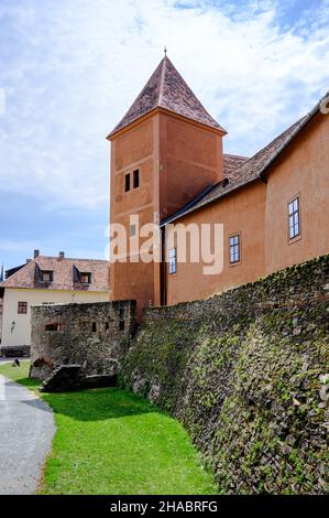 Mauern der Burg Juricsis in Koszeg, Ungarn an einem sonnigen Tag. Stockfoto