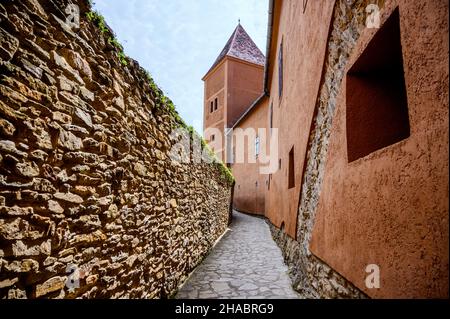 Mauern der Burg Juricsis in Koszeg, Ungarn an einem sonnigen Tag. Stockfoto