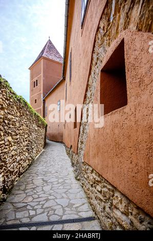 Mauern der Burg Juricsis in Koszeg, Ungarn an einem sonnigen Tag. Stockfoto