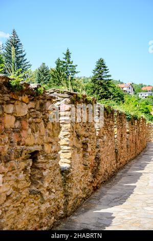 Mauern der Burg Juricsis in Koszeg, Ungarn an einem sonnigen Tag. Stockfoto