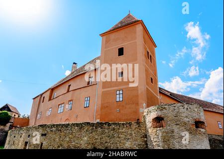 Mauern der Burg Juricsis in Koszeg, Ungarn an einem sonnigen Tag. Stockfoto