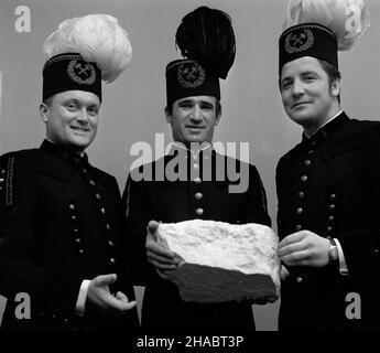 Rzêdów, 1969-11. Górnicy Kopalni Siarki Grzybów, którzy z pozosta³¹ za³og¹ wydobyli 100-tysiêczn¹ tonê siarki z nowo uruchomionego pola górniczego B. NZ. Prezentujacy bry³ê siarki od lewej: Kierownik robót górniczych pola B in¿. J. Krok, sztygar zmianowy pola B J. Sza³ankiewicz, œlusarz utrzymania ruchu W³. Sobieraj. uu PAP/W³odzimierz Wawrzynkiewicz Dok³adny dzieñ wydarzenia nieustalony. Rzedow, November 1969. Bergleute der Sulphur Mine Grzybow, die zusammen mit ihren Kollegen die 100.00000th Tonnen Schwefel aus einem neu eröffneten B-Minenfeld extrahierten. Im Bild: Ingenieur J. Krok, der beaufsichtigt hat Stockfoto