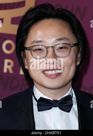 BEVERLY HILLS, LOS ANGELES, KALIFORNIEN, USA - 11. DEZEMBER: Der amerikanische Schauspieler Jimmy O. Yang kommt bei der jährlichen unvergesslichen Gala Asian American Awards 19th an, die am 11. Dezember 2021 im Beverly Hilton Hotel in Beverly Hills, Los Angeles, Kalifornien, USA, abgehalten wurde. (Foto von Xavier Collin/Image Press Agency/Sipa USA) Stockfoto