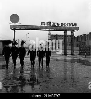 Rzêdów, 1969-11. Górnicy Kopalni Siarki Grzybów, którzy z pozosta³¹ za³og¹ wydobyli 100-tysiêczn¹ tonê siarki z nowo uruchomionego pola górniczego B. NZ. m.in. od prawej: Sztygar zmianowy pola B J. Sza³ankiewicz, œlusarz utrzymania ruchu W³. Sobieraj, kierownik robót górniczych pola B in¿. J. Krok. uu PAP/W³odzimierz Wawrzynkiewicz Dok³adny dzieñ wydarzenia nieustalony. Rzedow, November 1969. Bergleute der Sulphur Mine Grzybow, die zusammen mit ihren Kollegen die 100.00000th Tonnen Schwefel aus einem neu eröffneten B-Minenfeld extrahierten. Im Bild: Vorarbeiter J. Szalankiewicz und Bergmann WL. Sobieraj a Stockfoto