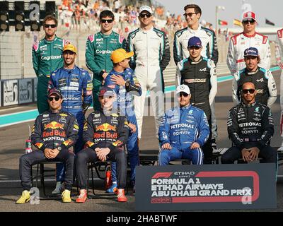 12.12.2021, Yas Marina Circuit, Abu Dhabi, FORMEL 1 ETIHAD AIRWAYS ABU DHABI GRAND PRIX 2021, im Bild das letzte Foto der Saison 2021: Obere Reihe von links nach rechts: Sebastian Vettel aus Deutschland vom Aston Martin Team, Lance Stroll aus Kanada vom Team Aston Martin, Nicolas Latifif aus Kanada vom Team Williams, George Russel aus Großbritannien vom Team Williams, Kimi Räikkönen aus Finnland vom Team Alfa Romeo, Antonio Giovinazzi aus Italien vom Team Alfa Romeo, Mick Schumacher aus Deutschland vom Team Haas. Ohne Reihe von links nach rechts: Daniel Riccardo aus Australien Fr. Stockfoto