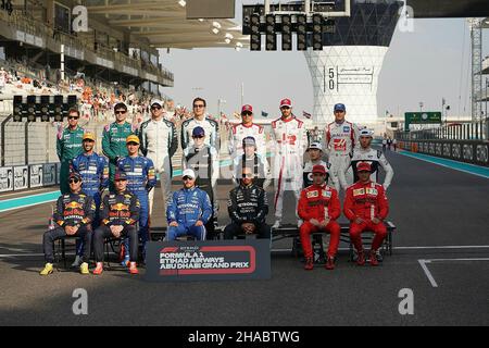 12.12.2021, Yas Marina Circuit, Abu Dhabi, FORMEL 1 ETIHAD AIRWAYS ABU DHABI GRAND PRIX 2021, im Bild das letzte Foto der Saison 2021: Obere Reihe von links nach rechts: Sebastian Vettel aus Deutschland vom Aston Martin Team, Lance Stroll aus Kanada vom Team Aston Martin, Nicolas Latifif aus Kanada vom Team Williams, George Russel aus Großbritannien vom Team Williams, Kimi Räikkönen aus Finnland vom Team Alfa Romeo, Antonio Giovinazzi aus Italien vom Team Alfa Romeo, Mick Schumacher aus Deutschland vom Team Haas. Ohne Reihe von links nach rechts: Daniel Riccardo aus Australien Fr. Stockfoto