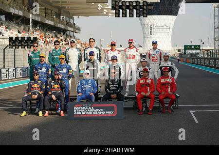 12.12.2021, Yas Marina Circuit, Abu Dhabi, FORMEL 1 ETIHAD AIRWAYS ABU DHABI GRAND PRIX 2021, im Bild das letzte Foto der Saison 2021: Obere Reihe von links nach rechts: Sebastian Vettel aus Deutschland vom Aston Martin Team, Lance Stroll aus Kanada vom Team Aston Martin, Nicolas Latifif aus Kanada vom Team Williams, George Russel aus Großbritannien vom Team Williams, Kimi Räikkönen aus Finnland vom Team Alfa Romeo, Antonio Giovinazzi aus Italien vom Team Alfa Romeo, Mick Schumacher aus Deutschland vom Team Haas. Ohne Reihe von links nach rechts: Daniel Riccardo aus Australien Fr. Stockfoto