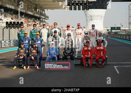 12.12.2021, Yas Marina Circuit, Abu Dhabi, FORMEL 1 ETIHAD AIRWAYS ABU DHABI GRAND PRIX 2021, im Bild das letzte Foto der Saison 2021: Obere Reihe von links nach rechts: Sebastian Vettel aus Deutschland vom Aston Martin Team, Lance Stroll aus Kanada vom Team Aston Martin, Nicolas Latifif aus Kanada vom Team Williams, George Russel aus Großbritannien vom Team Williams, Kimi Räikkönen aus Finnland vom Team Alfa Romeo, Antonio Giovinazzi aus Italien vom Team Alfa Romeo, Mick Schumacher aus Deutschland vom Team Haas. Ohne Reihe von links nach rechts: Daniel Riccardo aus Australien Fr. Stockfoto