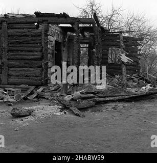 Rzepin, 1969-11-04. Bracia Czes³aw i Józef Zakrzewscy, w nocy z 2 na 3 listopada 1969 roku, wtargnêli do domu swoich s¹siadów, piêcioosobowej rodziny Lipów. Torturowali ich w celu uzyskania informacji o ukrytych kosztownoœciach, po czym zamordowali, a dom podpalili. Skazani na karê œmierci w 1971 roku, wyroki zosta³y wykonane. NZ. Pogorzelisko na miejscu zbrodni. mb PAP/W³odzimierz Wawrzynkiewicz Rzepin, 4. November 1969. Die Brüder Czeslaw und Jozef Zakrzewski töteten ihre fünf Nachbarn, die Lip-Familie. Sie folterten sie, um Informationen über verborgene Wertsachen zu erhalten, und töteten sie dann Stockfoto