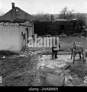 Rzepin, 1969-11-04. Bracia Czes³aw i Józef Zakrzewscy, w nocy z 2 na 3 listopada 1969 roku, wtargnêli do domu swoich s¹siadów, piêcioosobowej rodziny Lipów. Torturowali ich w celu uzyskania informacji o ukrytych kosztownoœciach, po czym zamordowali, a dom podpalili. Skazani na karê œmierci w 1971 roku, wyroki zosta³y wykonane. NZ. Pogorzelisko na miejscu zbrodni. mb PAP/W³odzimierz Wawrzynkiewicz Rzepin, 4. November 1969. Die Brüder Czeslaw und Jozef Zakrzewski töteten ihre fünf Nachbarn, die Lip-Familie. Sie folterten sie, um Informationen über verborgene Wertsachen zu erhalten, und töteten sie dann Stockfoto