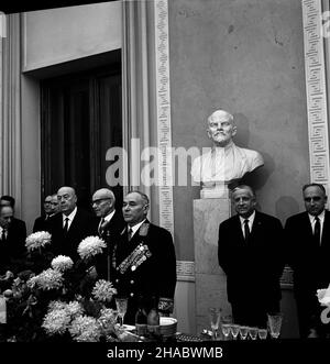 Warszawa, 1969-11-07. Ambasador Zwi¹zku Socjalistycznych Republik Radzieckich (ZSRR) w Polsce Awierkij Aristow, dla uczczenia 52 rocznicy Wielkiej Rewolucji PaŸdziernikowej, wyda³ w budynku ambasady oficjalne przyjêcie, na które zaproszeni zostali przedstawiciele najwy¿jszych w³adz i pañstwowych partych. NZ. od prawej.: minister spraw zagranicznych Stefan Jêdrychowski, marsza³ek Polski, przewodnicz¹cy Rady Pañstwa Marian Spychalski, Awierkij Aristow, i sekretarz Polskiej Zjednoczonej Partii Robotniczej (PZPR) W³adys³aw Gomu³ka (4P), Premier PRL Józef Cyrankiewicz. Na drugim planie widoczne p Stockfoto