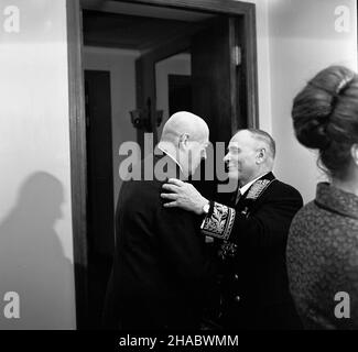 Warszawa, 1969-11-07. Ambasador Zwi¹zku Socjalistycznych Republik Radzieckich (ZSRR) w Polsce Awierkij Aristow, dla uczzenia 52 rocznicy Rewolucji paŸdziernikowej, wyda³ w budynku ambasady oficjalne przyjêcie, na które zaproszeni zostali przedstawiciele najwy¿szych w³adz partyjnych i pañstwowych. NZ. premier Józef Cyrankiewicz (L), Awierkij Aristow. Ad PAP/Stanis³aw Czarnogórski Warschau, 7. November 1969. Der Botschafter der Union der Sozialistischen Sowjetrepubliken (UdSSR) in Polen Averki Aristov gab den Vertretern der Staats- und Parteibehörden im Gebäude des emb eine offizielle Partei Stockfoto