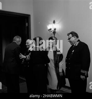 Warszawa, 1969-11-07. Ambasador Zwi¹zku Socjalistycznych Republik Radzieckich (ZSRR) w Polsce Awierkij Aristow, dla uczzenia 52 rocznicy Rewolucji paŸdziernikowej wyda³ w budynku ambasady oficjalne przyjêcie, na które zaproszeni zostali przedstawiciele najwy¿szych w³adz partyjnych i pañstwowych. NZ. m.in. Awierkij Aristow (2L). Ad PAP/Stanis³aw Czarnogórski Warschau, 7. November 1969. Der Botschafter der Sowjetunion in Polen Averkiy Aristov hielt anlässlich des 52nd. Jahrestages der Oktoberrevolution einen offiziellen Empfang im Botschaftsgebäude. Eingeladen waren hochrangige Partei- und Staatsbeamte. Abbildung: A Stockfoto