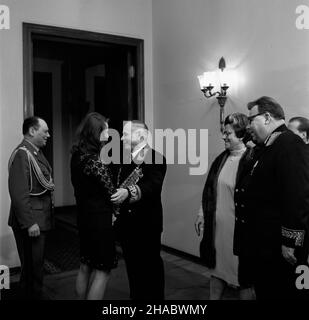 Warszawa, 1969-11-07. Ambasador Zwi¹zku Socjalistycznych Republik Radzieckich (ZSRR) w Polsce Awierkij Aristow, dla uczzenia 52 rocznicy Rewolucji paŸdziernikowej wyda³ w budynku ambasady oficjalne przyjêcie, na które zaproszeni zostali przedstawiciele najwy¿szych w³adz partyjnych i pañstwowych. NZ. m.in. Awierkij Aristow (3L). Ad PAP/Stanis³aw Czarnogórski Warschau, 7. November 1969. Der Botschafter der Sowjetunion in Polen Averkiy Aristov hielt anlässlich des 52nd. Jahrestages der Oktoberrevolution einen offiziellen Empfang im Botschaftsgebäude. Eingeladen waren hochrangige Partei- und Staatsbeamte. Abbildung: A Stockfoto