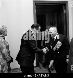 Warszawa, 1969-11-07. Ambasador Zwi¹zku Socjalistycznych Republik Radzieckich (ZSRR) w Polsce Awierkij Aristow, dla uczzenia 52 rocznicy Rewolucji paŸdziernikowej wyda³ w budynku ambasady oficjalne przyjêcie, na które zaproszeni zostali przedstawiciele najwy¿szych w³adz partyjnych i pañstwowych. NZ. m.in. Awierkij Aristow (P). Ad PAP/Stanis³aw Czarnogórski Warschau, 7. November 1969. Der Botschafter der Sowjetunion in Polen Averkiy Aristov hielt anlässlich des 52nd. Jahrestages der Oktoberrevolution einen offiziellen Empfang im Botschaftsgebäude. Eingeladen waren hochrangige Partei- und Staatsbeamte. Abbildung: Av Stockfoto