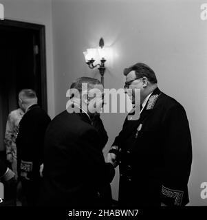 Warszawa, 1969-11-07. Ambasador Zwi¹zku Socjalistycznych Republik Radzieckich (ZSRR) w Polsce Awierkij Aristow, dla uczzenia 52 rocznicy Rewolucji paŸdziernikowej wyda³ w budynku ambasady oficjalne przyjêcie, na które zaproszeni zostali przedstawiciele najwy¿szych w³adz partyjnych Stanis³aw Czarnogórski, 7. Nov., pañstwowych. 1969 Der Botschafter der Sowjetunion in Polen Averkiy Aristov hielt anlässlich des 52nd. Jahrestages der Oktoberrevolution einen offiziellen Empfang im Botschaftsgebäude. Eingeladen waren hochrangige Partei- und Staatsbeamte. Ad PAP/Stanislaw Czarnogorski Stockfoto