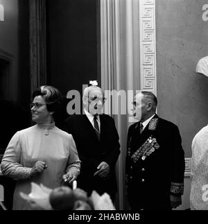 Warszawa, 1969-11-07. Ambasador Zwi¹zku Socjalistycznych Republik Radzieckich (ZSRR) w Polsce Awierkij Aristow, dla uczczenia 52 rocznicy Wielkiej Rewolucji PaŸdziernikowej, wyda³ w budynku ambasady oficjalne przyjêcie, na które zaproszeni zostali przedstawiciele najwy¿jszych w³adz i pañstwowych partych. Nz. Awierkij Aristow (1P), I sekretarz Polskiej Zjednoczonej Partii Robotniczej W³adys³aw Gomu³ka (2P), ¿ona ambasadora ZSRR (3P). Ad PAP/Stanis³aw Czarnogórski Warschau, 7. November 1969. Der Botschafter der Union der Sozialistischen Sowjetrepubliken (UdSSR) in Polen Averki Aristov gab einen Beamten Stockfoto