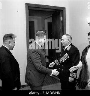 Warszawa, 1969-11-07. Ambasador Zwi¹zku Socjalistycznych Republik Radzieckich (ZSRR) w Polsce Awierkij Aristow, dla uczzenia 52 rocznicy Rewolucji paŸdziernikowej wyda³ w budynku ambasady oficjalne przyjêcie, na które zaproszeni zostali przedstawiciele najwy¿szych w³adz partyjnych i pañstwowych. NZ. m.in. Awierkij Aristow (3L). Ad PAP/Stanis³aw Czarnogórski Warschau, 7. November 1969. Der Botschafter der Sowjetunion in Polen Averkiy Aristov hielt anlässlich des 52nd. Jahrestages der Oktoberrevolution einen offiziellen Empfang im Botschaftsgebäude. Eingeladen waren hochrangige Partei- und Staatsbeamte. Abbildung: A Stockfoto