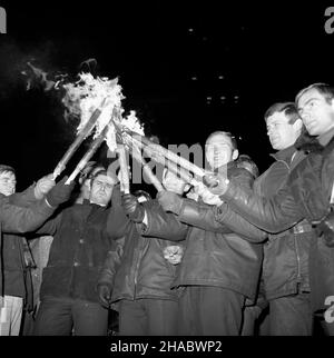 Warszawa, 1969-11-07. Nocny bieg sztafetowy i indywidualny, zorganizowany przez Akademickie Zrzeszenie Sportowe, Zwi¹zek M³odzie¿y Socjalistycznej, Towarzystwo PrzyjaŸni Polsko - Radzieckiej oraz redakcjê Sztandaru M³odych dooko³a Pa³acu Kultury i Nauki w Warszawie z okazji rocznicy rewolucji paŸdziernikowej. NZ. Uczestnicy biegu z pochodniami. mb PAP/Adam Urbanek Warschau, 7. November 1969. Ein Nachtrelais und ein individuelles Rennen um den Palast der Kultur und Wissenschaft anlässlich der Oktoberrevolution, organisiert von Akademischer Sportverein, Sozialistischer Jugendverband, Polnisch-Sowjetische Freundschaftsgesellschaft Stockfoto