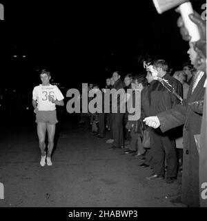 Warszawa, 1969-11-07. Nocny bieg sztafetowy i indywidualny, zorganizowany przez Akademickie Zrzeszenie Sportowe, Zwi¹zek M³odzie¿y Socjalistycznej, Towarzystwo PrzyjaŸni Polsko - Radzieckiej oraz redakcjê Sztandaru M³odych dooko³a Pa³acu Kultury i Nauki w Warszawie z okazji rocznicy rewolucji paŸdziernikowej. NZ. Fragment biegu indywidualnego. mb PAP/Adam Urbanek Warschau, 7. November 1969. Ein Nachtrelais und ein individuelles Rennen um den Palast der Kultur und Wissenschaft anlässlich der Oktoberrevolution, organisiert von Akademischer Sportverein, Sozialistischer Jugendverband, Polnisch-Sowjetische Freundschaftsgesellschaft A Stockfoto