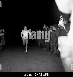 Warszawa, 1969-11-07. Nocny bieg sztafetowy i indywidualny, zorganizowany przez Akademickie Zrzeszenie Sportowe, Zwi¹zek M³odzie¿y Socjalistycznej, Towarzystwo PrzyjaŸni Polsko - Radzieckiej oraz redakcjê Sztandaru M³odych dooko³a Pa³acu Kultury i Nauki w Warszawie z okazji rocznicy rewolucji paŸdziernikowej. NZ. Uczestnik biegu indywidualnego na trasie. mb PAP/Adam Urbanek Warschau, 7. November 1969. Ein Nachtrelais und ein individuelles Rennen um den Palast der Kultur und Wissenschaft anlässlich der Oktoberrevolution, organisiert vom Akademischen Sportverein, der Sozialistischen Jugendunion und der Polnisch-Sowjetischen Friendshi Stockfoto