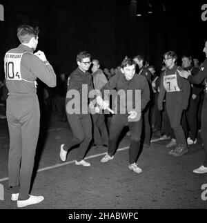 Warszawa, 1969-11-07. Bieg cz³onków Akademickiego Zwi¹zku Sportowego (AZS) dooko³a Pa³acu Kultury i Nauki (PKiN) dla uczczenia 52 rocznicy rewolucji paŸdziernikowej. Ad PAP/Adam Urbanek Warschau, 7. November 1969. Ein Rennen der Mitglieder der Academic Sports Union (AZS) um den Palast der Kultur und Wissenschaft anlässlich des 52nd. Jahrestages der Oktoberrevolution. Ad PAP/Adam Urbanek Stockfoto