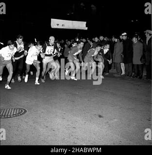 Warszawa, 1969-11-07. Nocny bieg sztafetowy i indywidualny, zorganizowany przez Akademickie Zrzeszenie Sportowe, Zwi¹zek M³odzie¿y Socjalistycznej, Towarzystwo PrzyjaŸni Polsko - Radzieckiej oraz redakcjê Sztandaru M³odych dooko³a Pa³acu Kultury i Nauki w Warszawie z okazji rocznicy rewolucji paŸdziernikowej. NZ. Start do biegu indywidualnego. mb PAP/Adam Urbanek Warschau, 7. November 1969. Ein Nachtrelais und ein individuelles Rennen um den Palast der Kultur und Wissenschaft anlässlich der Oktoberrevolution, organisiert von Akademischer Sportverein, Sozialistischer Jugendverband, Polnisch-Sowjetische Freundschaftsgesellschaft A Stockfoto