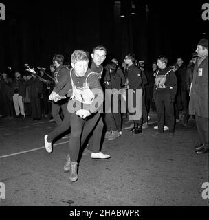 Warszawa, 1969-11-07. Bieg cz³onków Akademickiego Zwi¹zku Sportowego (AZS) dooko³a Pa³acu Kultury i Nauki (PKiN) dla uczczenia 52 rocznicy rewolucji paŸdziernikowej. Ad PAP/Adam Urbanek Warschau, 7. November 1969. Ein Rennen der Mitglieder der Academic Sports Union (AZS) um den Palast der Kultur und Wissenschaft anlässlich des 52nd. Jahrestages der Oktoberrevolution. Ad PAP/Adam Urbanek Stockfoto