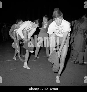 Warszawa, 1969-11-07. Nocny bieg sztafetowy i indywidualny, zorganizowany przez Akademickie Zrzeszenie Sportowe, Zwi¹zek M³odzie¿y Socjalistycznej, Towarzystwo PrzyjaŸni Polsko - Radzieckiej oraz redakcjê Sztandaru M³odych dooko³a Pa³acu Kultury i Nauki w Warszawie z okazji rocznicy rewolucji paŸdziernikowej. NZ. Uczestnicy biegu przygotowuj¹ siê do startu. mb PAP/Adam Urbanek Warschau, 7. November 1969. Ein Nachtrelais und ein individuelles Rennen um den Palast der Kultur und Wissenschaft anlässlich der Oktoberrevolution, organisiert vom Akademischen Sportverein, der Sozialistischen Jugendunion, einem polnisch-sowjetischen Freund Stockfoto