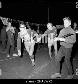 Warszawa, 1969-11-07. Bieg cz³onków Akademickiego Zwi¹zku Sportowego (AZS) dooko³a Pa³acu Kultury i Nauki (PKiN) dla uczczenia 52 rocznicy rewolucji paŸdziernikowej. Ad PAP/Adam Urbanek Warschau, 7. November 1969. Ein Rennen der Mitglieder der Academic Sports Union (AZS) um den Palast der Kultur und Wissenschaft anlässlich des 52nd. Jahrestages der Oktoberrevolution. Ad PAP/Adam Urbanek Stockfoto