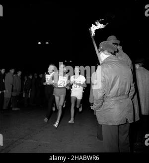 Warszawa, 1969-11-07. Nocny bieg sztafetowy i indywidualny, zorganizowany przez Akademickie Zrzeszenie Sportowe, Zwi¹zek M³odzie¿y Socjalistycznej, Towarzystwo PrzyjaŸni Polsko - Radzieckiej oraz redakcjê Sztandaru M³odych dooko³a Pa³acu Kultury i Nauki w Warszawie z okazji rocznicy rewolucji paŸdziernikowej. NZ. Uczestniczki biegu indywidualnego. mb PAP/Adam Urbanek Warschau, 7. November 1969. Ein Nachtrelais und ein individuelles Rennen um den Palast der Kultur und Wissenschaft anlässlich der Oktoberrevolution, organisiert von Akademischer Sportverein, Sozialistischer Jugendverband, Polnisch-Sowjetische Freundschaftsgesellschaft Stockfoto