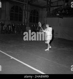 Warszawa, 1969-11-08. Mecz o Puchar Króla Gustawa V. Zwyciêstwo (5:0) tenisowej reprezentacji Polski nad reprezentacj¹ duñsk¹ na parkiecie warszawskiej Hali Gwardii. NZ. Zawodnik reprezentacji duñskiej. uu PAP/Henryk Rosiak Warschau, 8. November 1969. Ein Tennisturnier für den King Gustav V Cup. Der Sieg der polnischen Spieler gegen die dänische Mannschaft 5 bis 0 im Sportstadion Gwardia. Im Bild: Ein dänischer Spieler. uu PAP/Henryk Rosiak Stockfoto