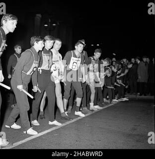 Warszawa, 1969-11-07. Bieg cz³onków Akademickiego Zwi¹zku Sportowego (AZS) dooko³a Pa³acu Kultury i Nauki (PKiN) dla uczczenia 52 rocznicy rewolucji paŸdziernikowej. Ad PAP/Adam Urbanek Warschau, 7. November 1969. Ein Rennen der Mitglieder der Academic Sports Union (AZS) um den Palast der Kultur und Wissenschaft anlässlich des 52nd. Jahrestages der Oktoberrevolution. Ad PAP/Adam Urbanek Stockfoto