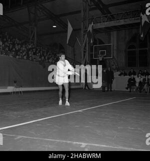 Warszawa, 1969-11-08. Mecz o Puchar Króla Gustawa V. Zwyciêstwo (5:0) tenisowej reprezentacji Polski nad reprezentacj¹ duñsk¹ na parkiecie warszawskiej Hali Gwardii. Nz. Tadeusz Nowicki. uu PAP/Muszyñski Warschau, 8. November 1969. Ein Tennisturnier für den King Gustav V Cup. Der Sieg der polnischen Spieler gegen die dänische Mannschaft 5 bis 0 im Sportstadion Gwardia. Im Bild: Tadeusz Nowicki. uu PAP/Muszynski Stockfoto