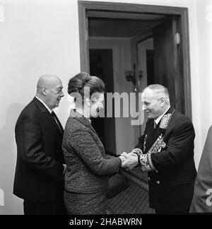 Warszawa, 1969-11-07. Ambasador Zwi¹zku Socjalistycznych Republik Radzieckich (ZSRR) w Polsce Awierkij Aristow, dla uczzenia 52 rocznicy Rewolucji paŸdziernikowej wyda³ w budynku ambasady oficjalne przyjêcie, na które zaproszeni zostali przedstawiciele najwy¿szych w³adz partyjnych i pañstwowych. NZ. premier Józef Cyrankiewicz (L), Awierkij Aristow. Ad PAP/Stanis³aw Czarnogórski Warschau, 7. November 1969. Der Botschafter der Union der Sozialistischen Sowjetrepubliken (UdSSR) in Polen Averki Aristov gab den Vertretern der Staats- und Parteibehörden im Gebäude der Russ eine offizielle Partei Stockfoto