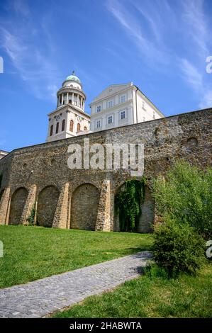 Historische Kirche der Benediktinerabtei Pannonhalma in Pannonhalma, Ungarn an einem sonnigen, bewölkten Tag gegen den blauen Himmel. Stockfoto