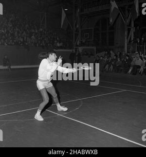 Warszawa, 1969-11-08. Mecz o Puchar Króla Gustawa V. Zwyciêstwo (5:0) tenisowej reprezentacji Polski nad reprezentacj¹ duñsk¹ na parkiecie warszawskiej Hali Gwardii. Nz. Jacek NiedŸwiecki. uu PAP/Henryk Rosiak Warschau, 8. November 1969. Ein Tennisturnier für den King Gustav V Cup. Der Sieg der polnischen Spieler gegen die dänische Mannschaft 5 bis 0 im Sportstadion Gwardia. Im Bild: Jacek Niedzwiecki. uu PAP/Henryk Rosiak Stockfoto