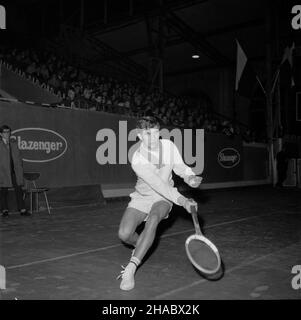 Warszawa, 1969-11-08. Mecz o Puchar Króla Gustawa V. Zwyciêstwo (5:0) tenisowej reprezentacji Polski nad reprezentacj¹ duñsk¹ na parkiecie warszawskiej Hali Gwardii. Nz. Tadeusz Nowicki. uu PAP/Muszyñski Warschau, 8. November 1969. Ein Tennisturnier für den King Gustav V Cup. Der Sieg der polnischen Spieler gegen die dänische Mannschaft 5 bis 0 im Sportstadion Gwardia. Im Bild: Tadeusz Nowicki. uu PAP/Muszynski Stockfoto