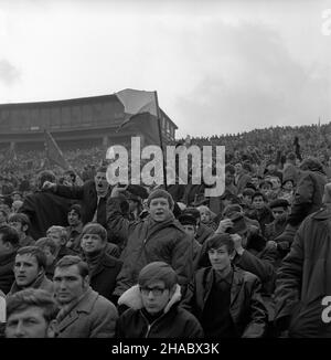 Warszawa, 1969-11-09. Ostatni mecz eliminacyjny Mistrzostw Œwiata 1970 w pi³ce no¿nej. Na Stadion Dziesiêciolecia reprezentacja Polski pokona³a zespó³ Bu³garii 3:0. Dwie bramki zdoby³ Andrzej Jarosik, trzeci¹ Kazimierz Deyna. NZ. kibice. uu PAP/Muszyñski Warschau, 9. November 1969. Das letzte Qualifikationsspiel für die Europa-Fußball-Meisterschaft 1970 startete am Sonntag um 1200 Uhr im Dzierieciolecia-Stadion. Die polnische Mannschaft gewinnt mit Bulgarin 3 zu 0. Zwei Tore schoss Andrzej Jarosik und der dritte von Kazimierz Deyna. Im Bild: Fans. uu PAP/Muszynski Stockfoto